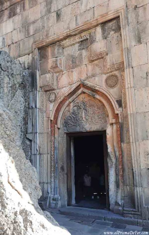 Puerta del Monasterio, incrustado en la pieda