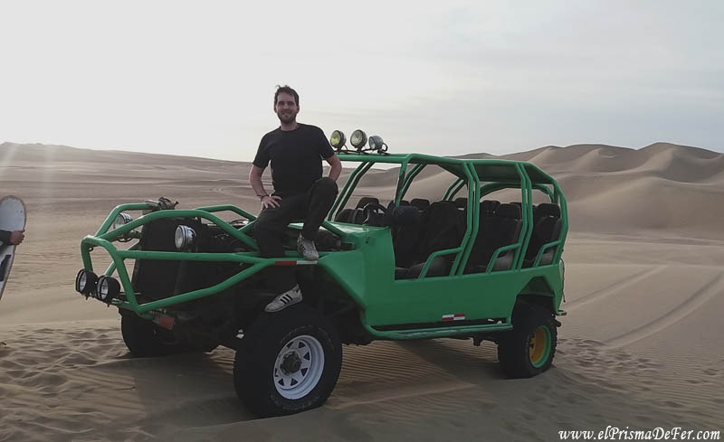 En un buggy en el oasis de Huacachina - Perú