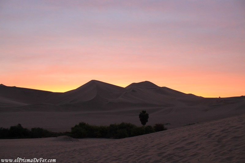 Atardecer en el oasis de Huacachina - Perú