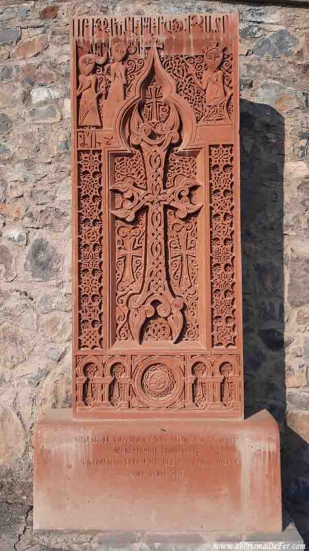 Cruz tallada, arte tradicional de Armenia