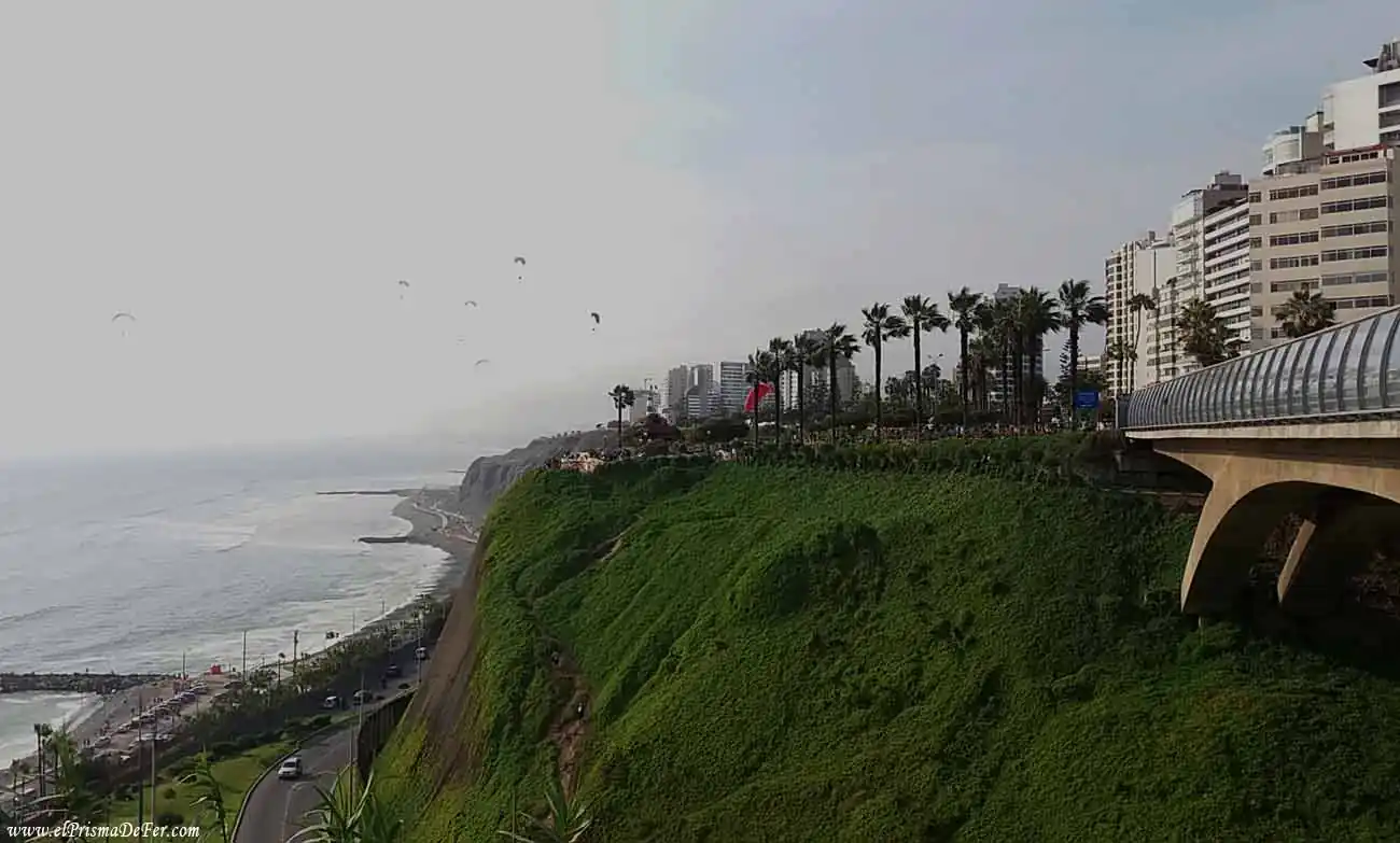 Acantilados en el barrio de Miraflores de Lima - Perú
