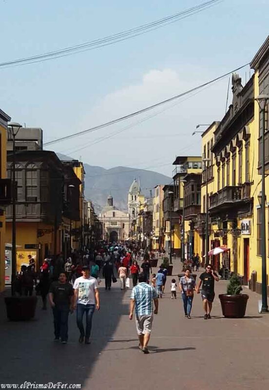 Calles coloniales en el centro histórico de Lima - Perú