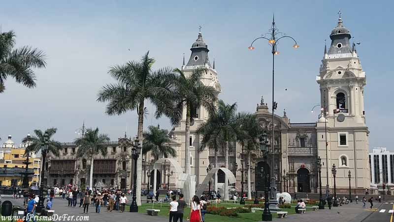 Catedral en la Plaza Mayor de Lima