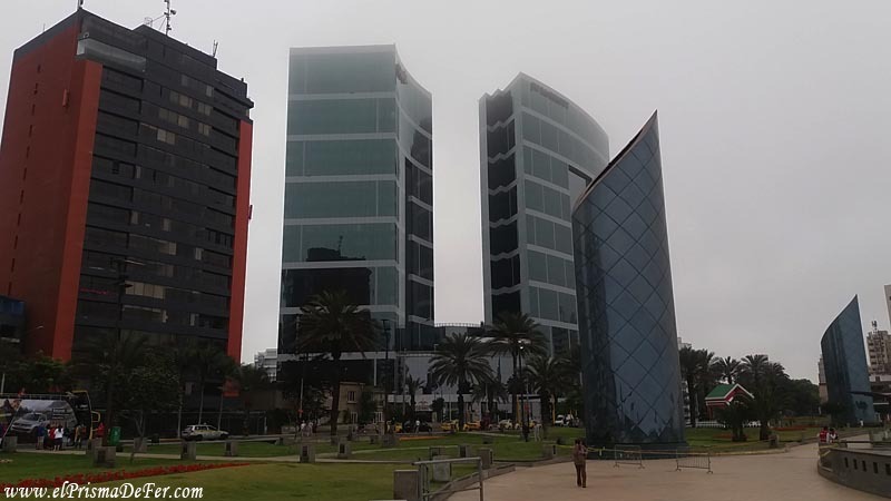 Edificios y hoteles modernos en Miraflores