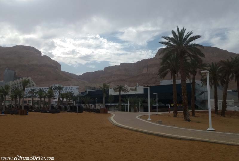 Instalaciones en Ein Bokek, la playa pública del Mar Muerto