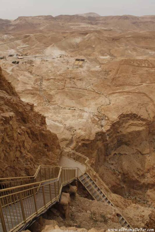Escaleras para llegar a la cima de la fortaleza de Masada