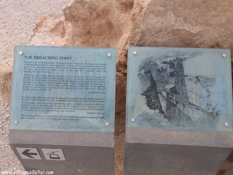 Paneles con información dentro de la fortaleza Masada - Israel