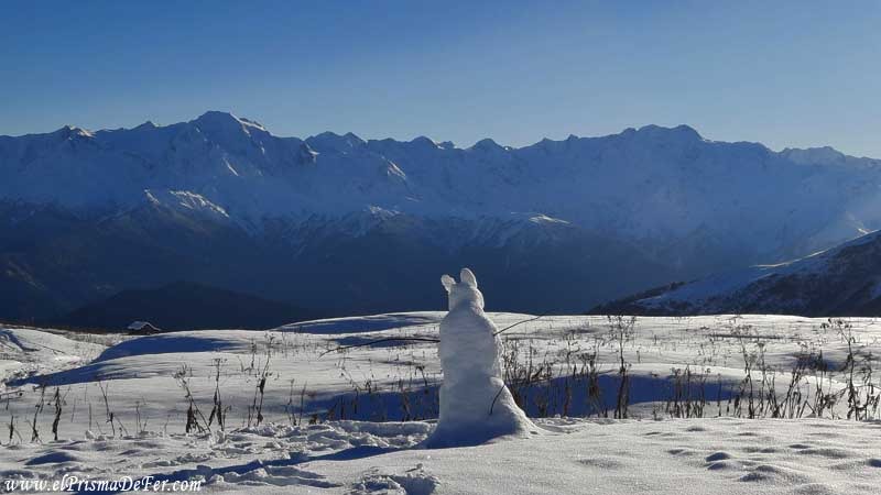 Tanta nieve habia que se podia armar un muñeco de nieve camino a los lagos Koruldi