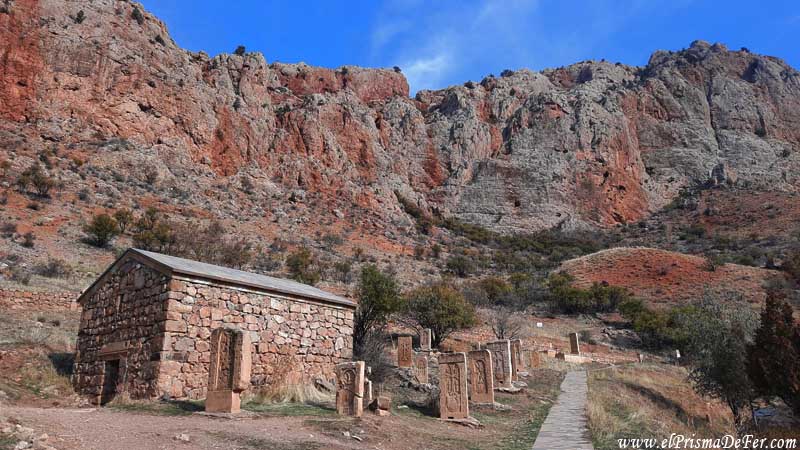Cementerio con cruces de piedra esculpidas (Khachkars) - Novarank