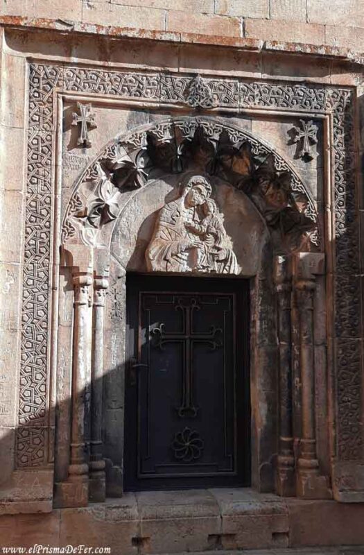 Entrada a la Iglesia de Spitakavor en Yeghegnadzor