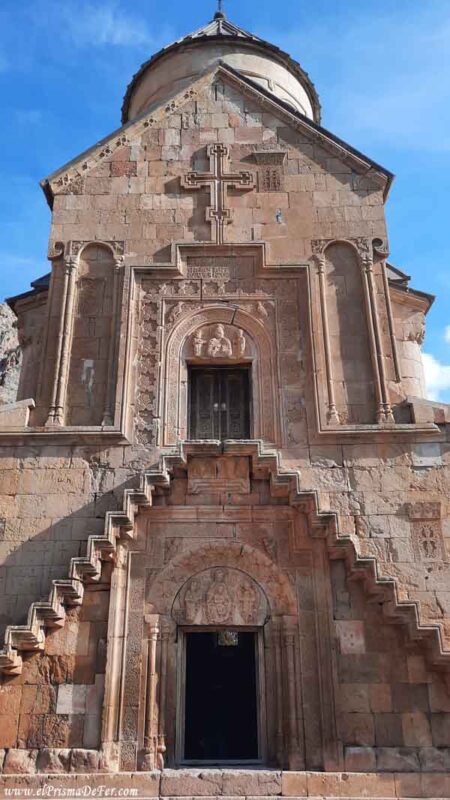Fachada del Monasterio de Noravank con los relieves tan marcados