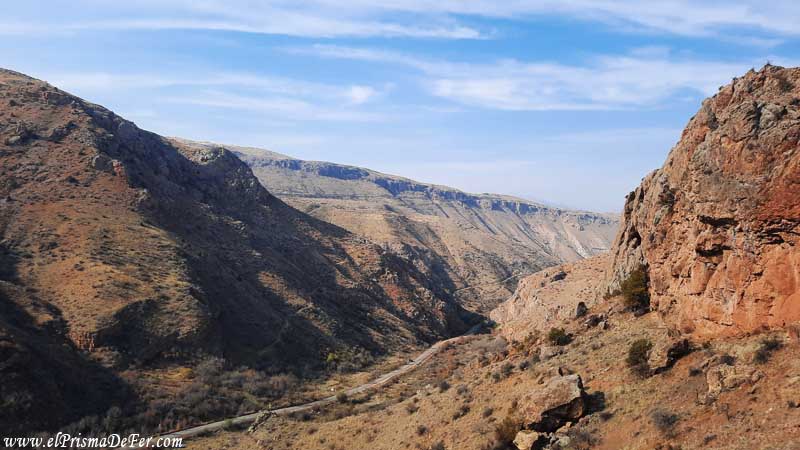 Se puede hacer trekking en los alrededores del Monasterio Noravank,