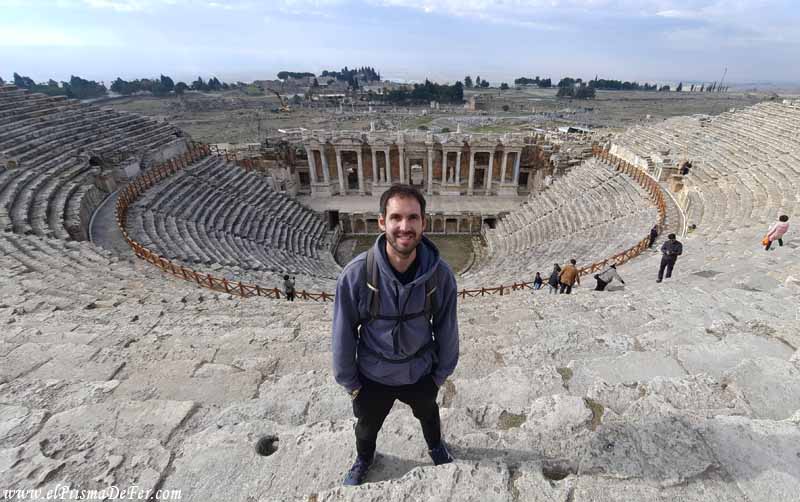 En el anfiteatro de la ciudad romana Hierapolis - Pamukkale