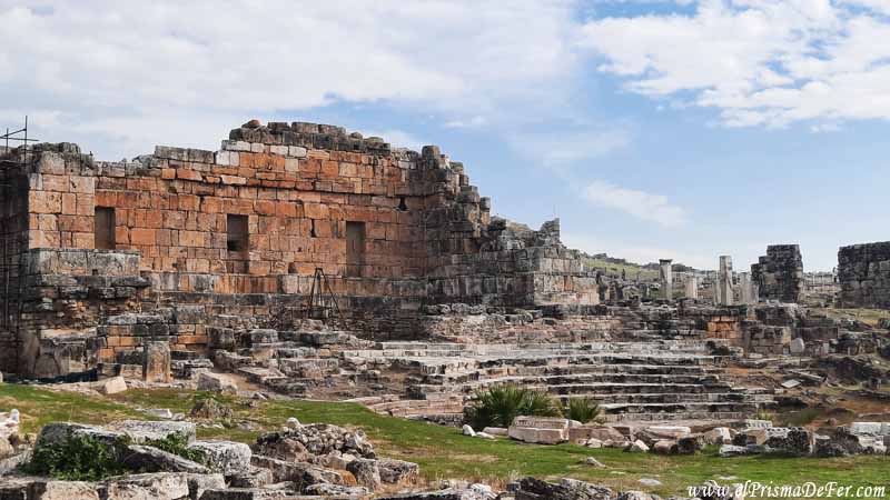 Ruinas de la antigua ciudad romana de Hierapolis en Pamukkale