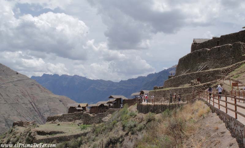 Pasarelas para caminar en Pisac