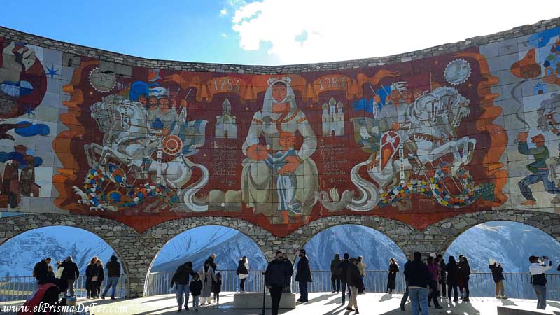 Monumento de la Amistad Ruso-Georgiana con escenas de la historia entre ambos países