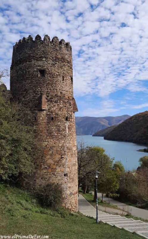 Exterior de la fortaleza de Ananuri