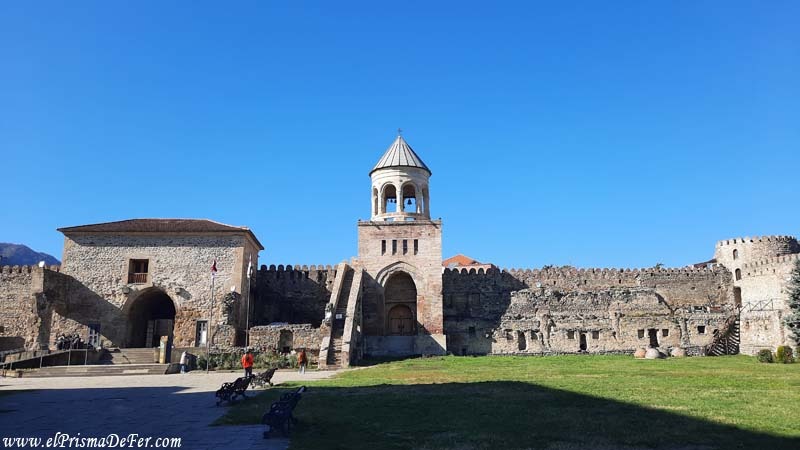 Afueras de la Catedral de Svetitsjoveli - Georgia
