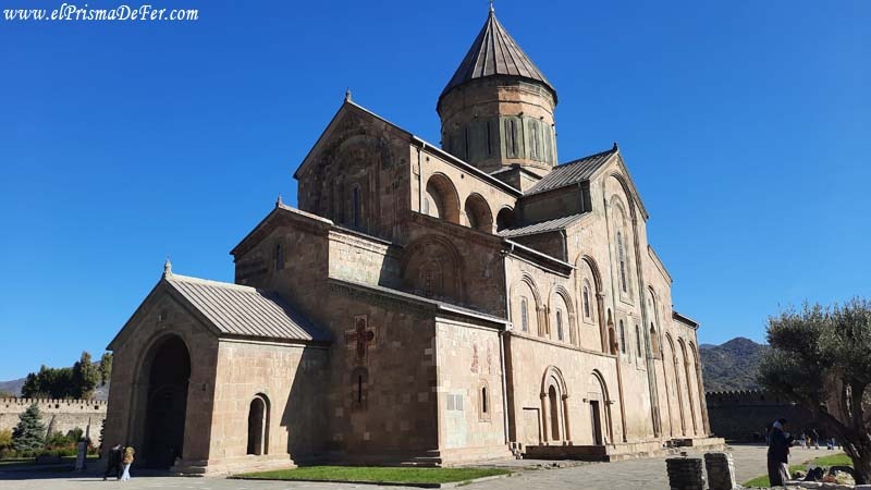 Catedral de Svetitsjoveli en el pueblo de Mtskheta, camino Kazbegi