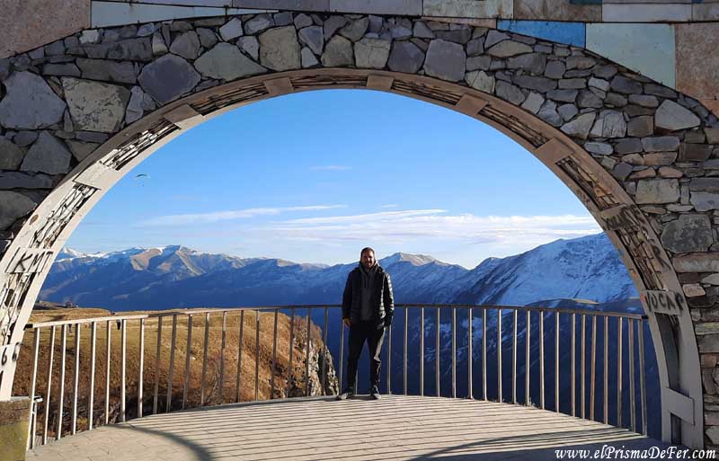 En una de las paradas de la carretera militar georgiana, el Monumento de la Amistad Ruso-Georgiana en Gudauri