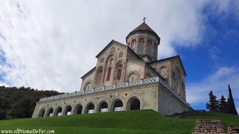 Impacta el Monasterio de Bodbe, por su tamaño y entorno - Sighnaghi, Georgia