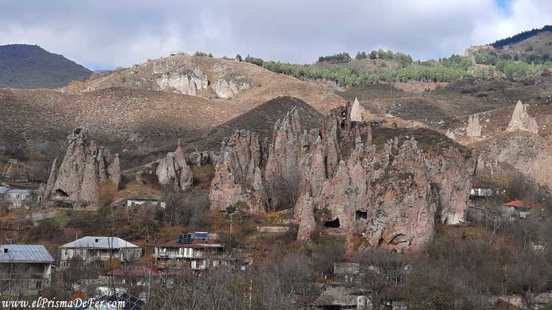 Vista del viejo Goris y las cuevas - Armenia