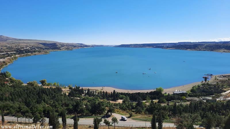 Vistas al lago desde el monumento Crónicas de Georgia