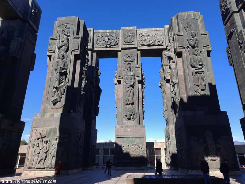Uno de los monumentos mas impactantes que vi en mi vida - Crónicas de Georgia