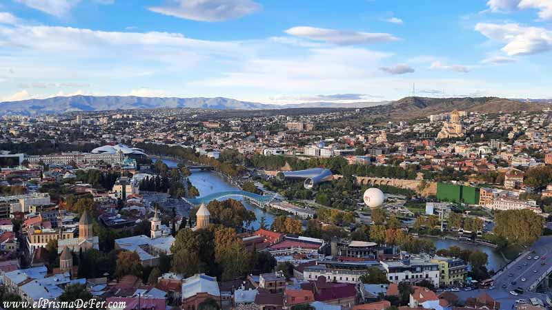 Vistas de Tbilisi desde la Madre de Georgia