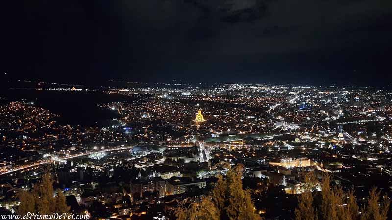 Vista panorámica de Tbilisi desde Mtatsminda Park