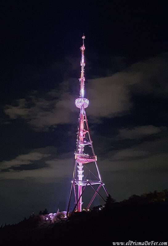 Torre sobre el Mtatsminda Park