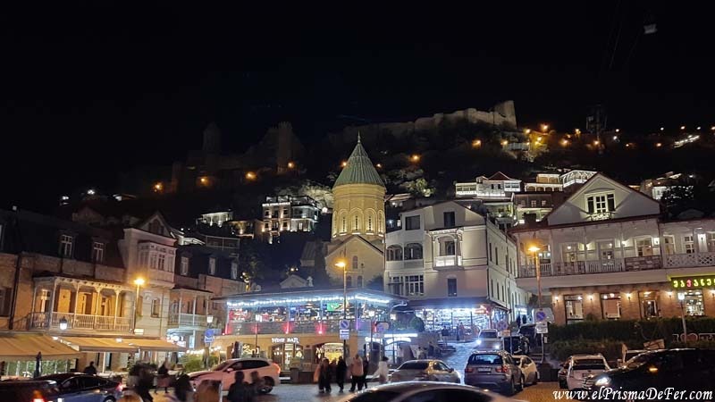 De noche se ilumina el centro histórico de Tbilisi