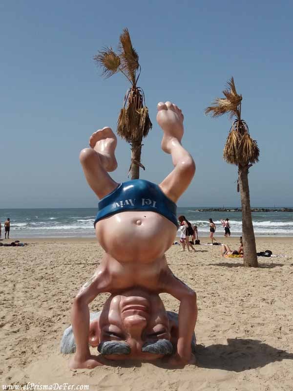Ben Gurion en una de las playas de Tel Aviv