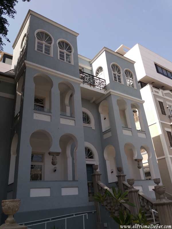 Fachada de una casa con arquitectura tipo Bauhaus - Tel Aviv