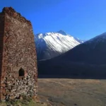 Las ruinas de una torre en la fortaleza Zakagori - Valle de Truso