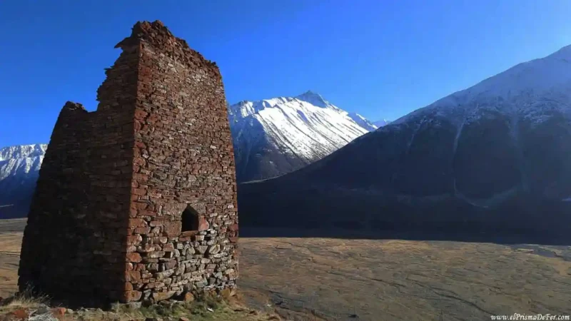Las ruinas de una torre en la fortaleza Zakagori - Valle de Truso