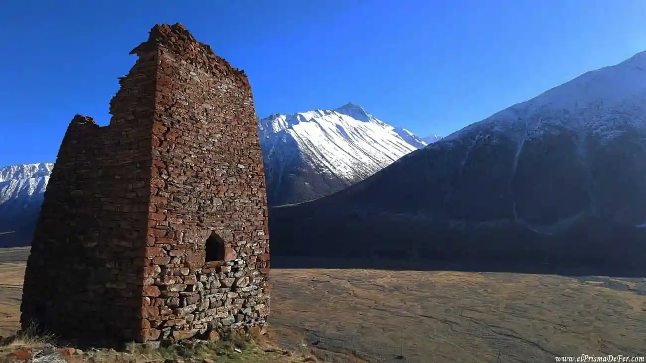 Las ruinas de una torre en la fortaleza Zakagori - Valle de Truso