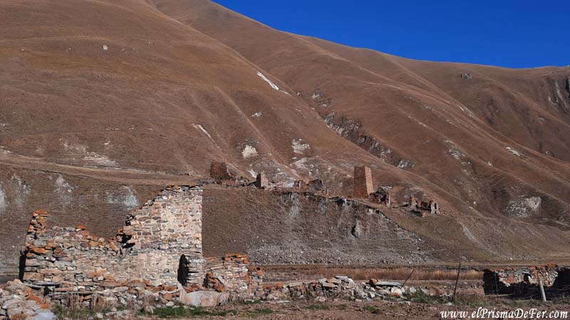 Ruinas en la Aldea Ketrisi y de fondo de su antigua torre - Truso