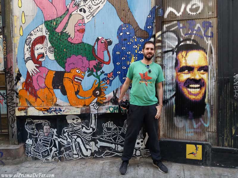 Con el mural de El Resplandor en Valpo
