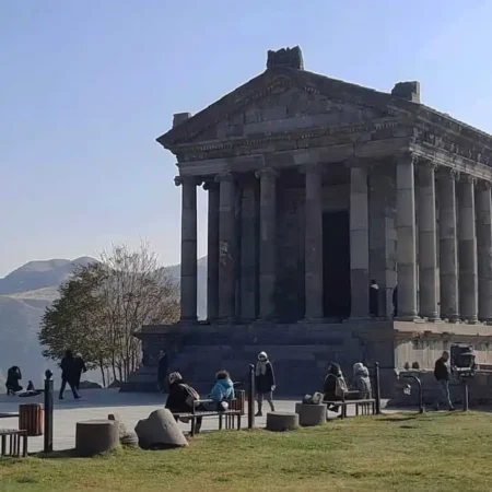 Visita el Monasterio de Geghard, Garni y Piedras Sinfónicas en un día desde Ereván