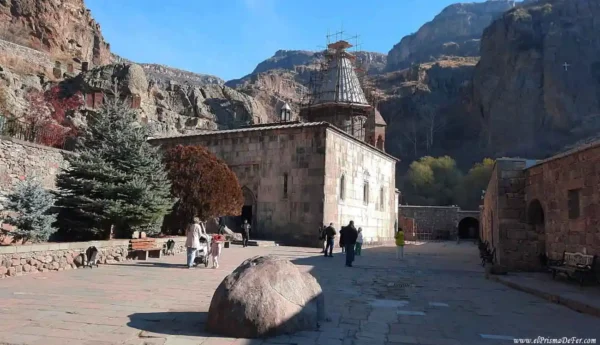 Monasterio de Geghard - Armenia