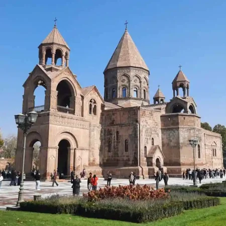 Visitar la Catedral de Echmiadzin y el Templo Zvartnots desde Ereván