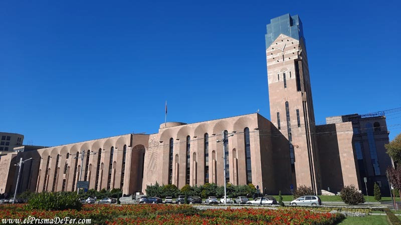Un edificio estilo soviético pero al estilo armenio - Ereván