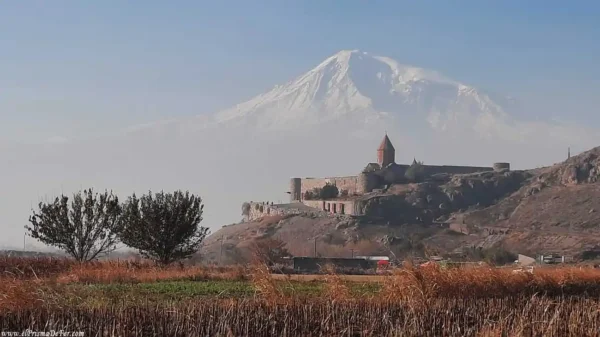 Vista del Monasterio Khor Virap con el Monte Ararat de fondo - Armenia