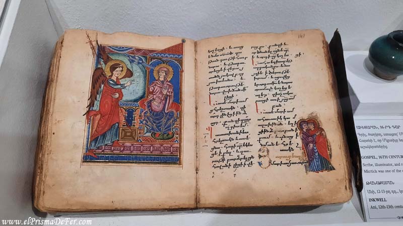 Uno de los primeros libros cristianos - Museo de Armenia