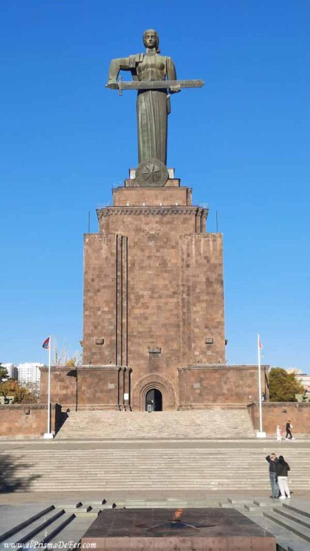 Estatua Madre de Armenia en Ereván