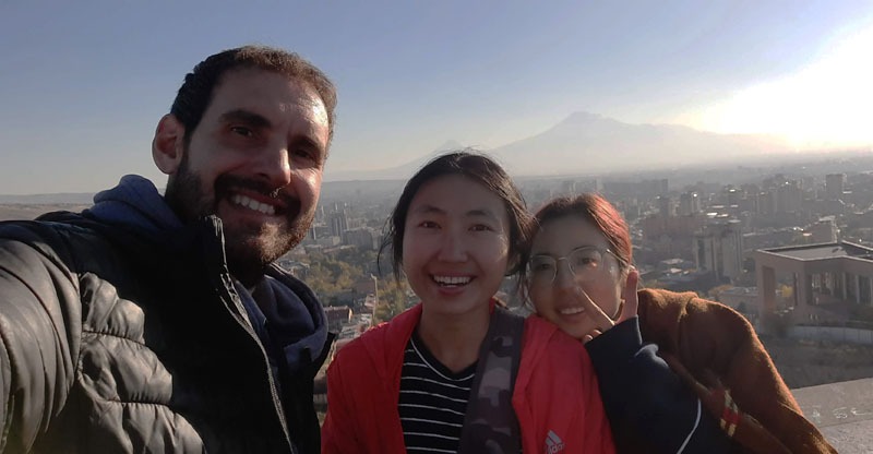 En uno de los miradores con mis compañeras de viaje que conocí en Georgia