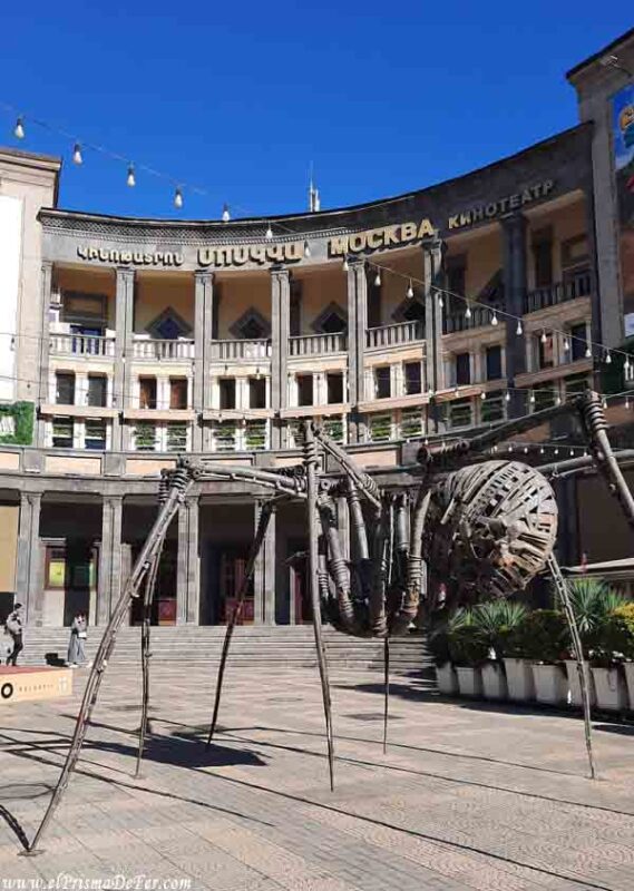 Una esquina emblemática de Ereván con una escultura de una araña