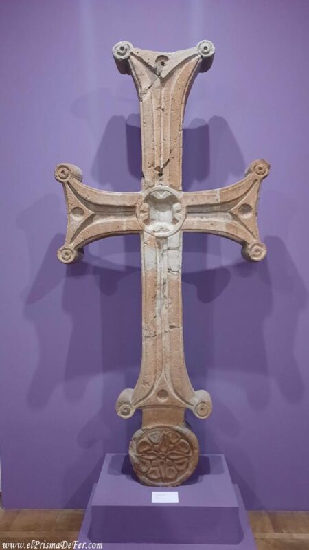 Una cruz antigua - Museo de Historia de Ereván