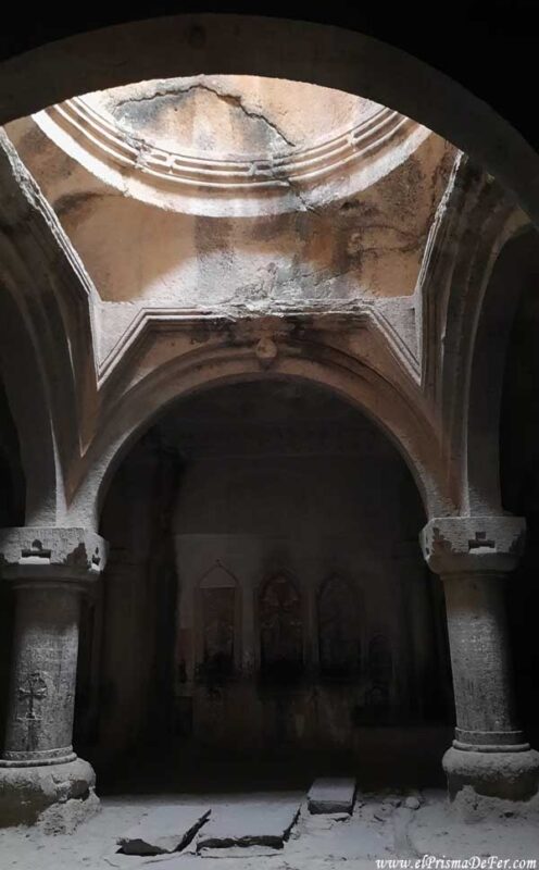 Una sala dentro del Monasterio de Geghard - Armenia